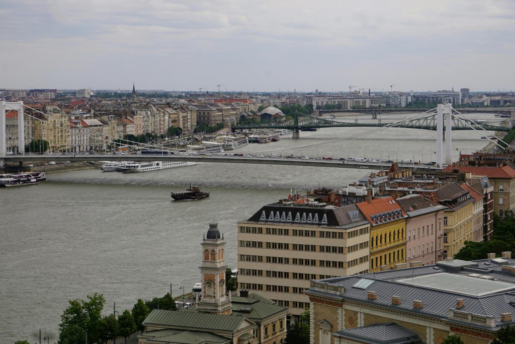 The Future of Credit Cards in Hungary: Insights from Major Players like Erste Bank and Raiffeisen Bank - Cartões de credito da Hungria